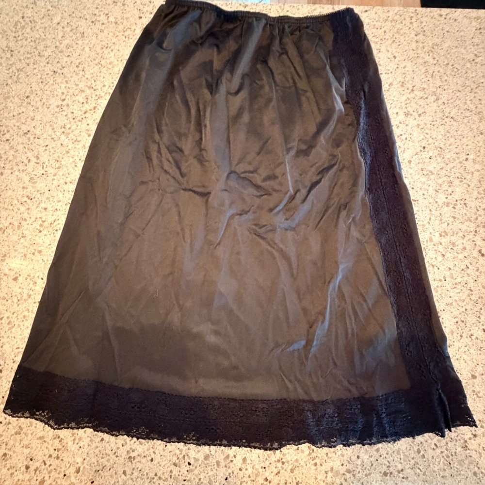 VTG Capri Half Slip Skirt Women Medium Black Lace Trim Antron III Whimsigoth